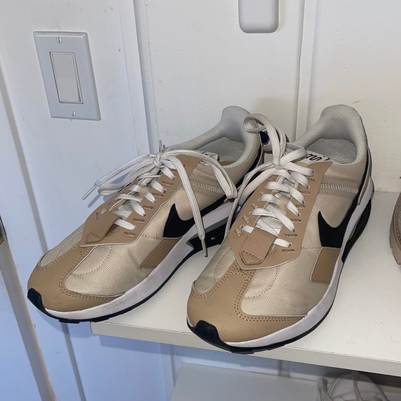 Women Nikes - Picture 4 of 4